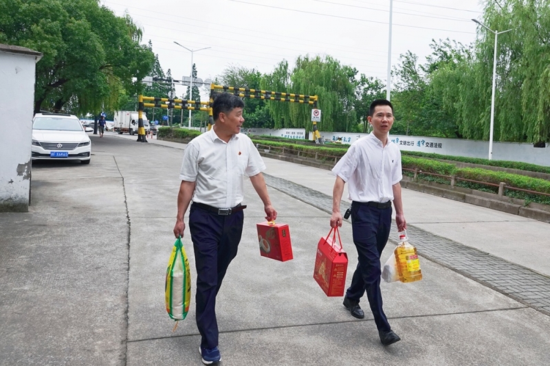 公司领导慰问困难人群