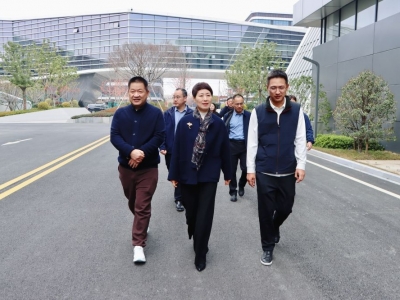 海宁市政协主席杨琳琳一行莅临芯能科技参观交流